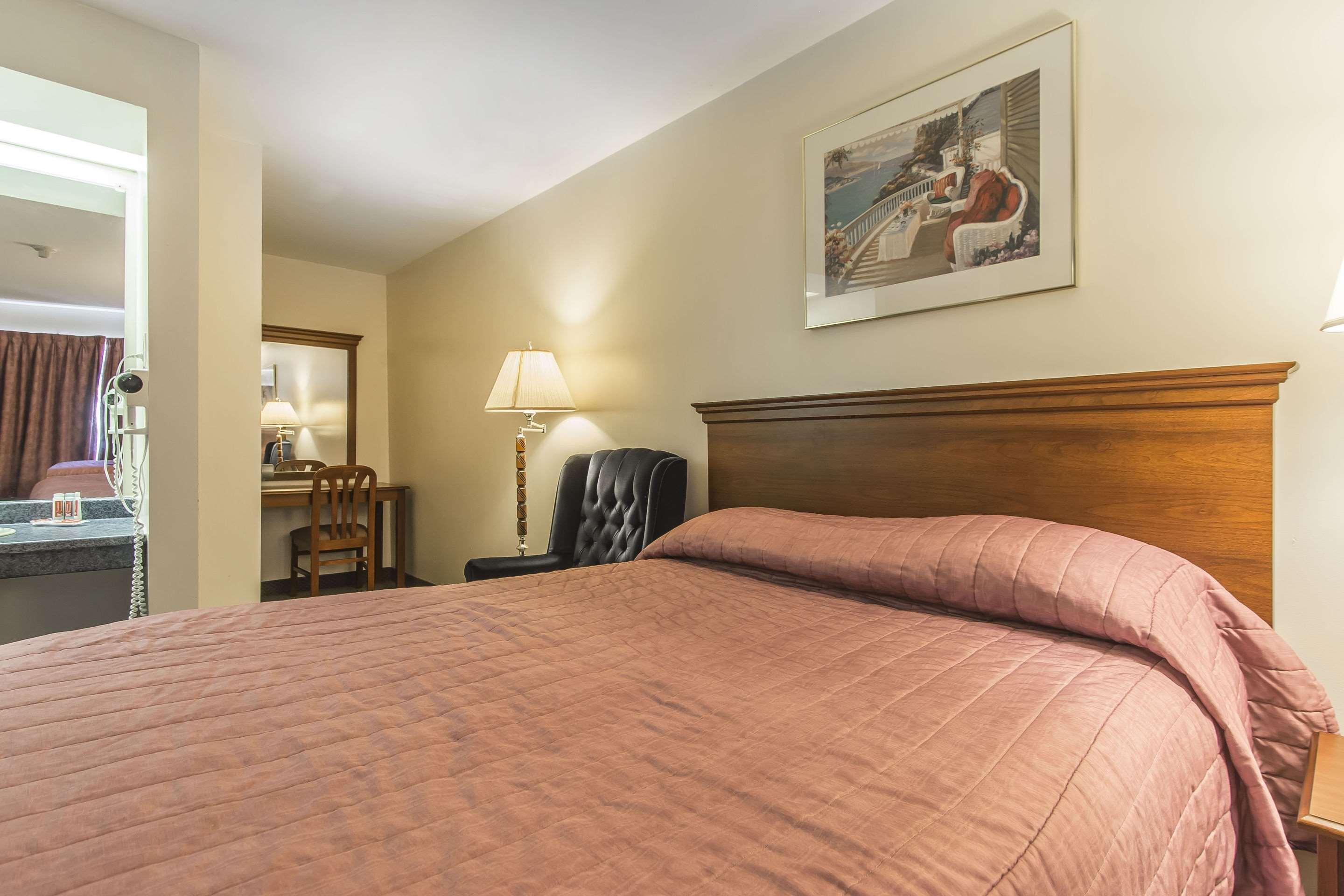 Econo Lodge Inn & Suites Saint-Jean Extérieur photo