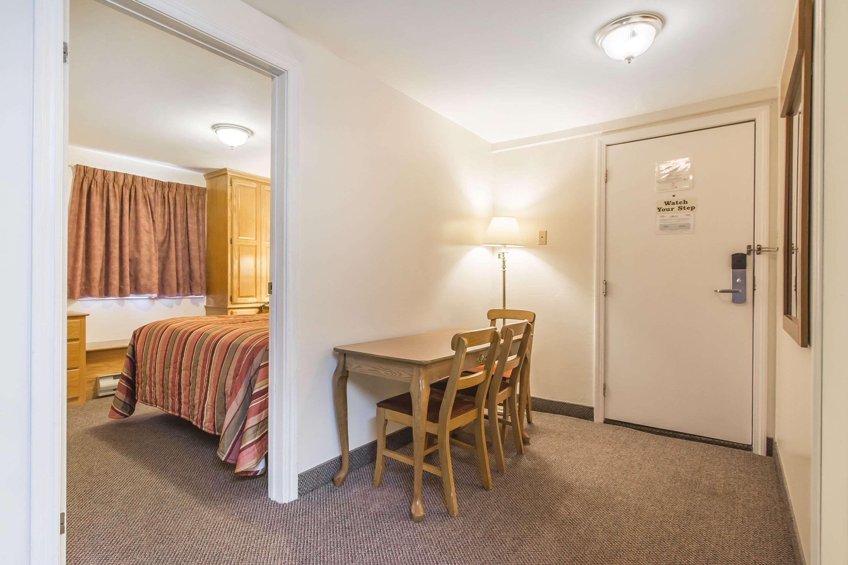 Econo Lodge Inn & Suites Saint-Jean Extérieur photo