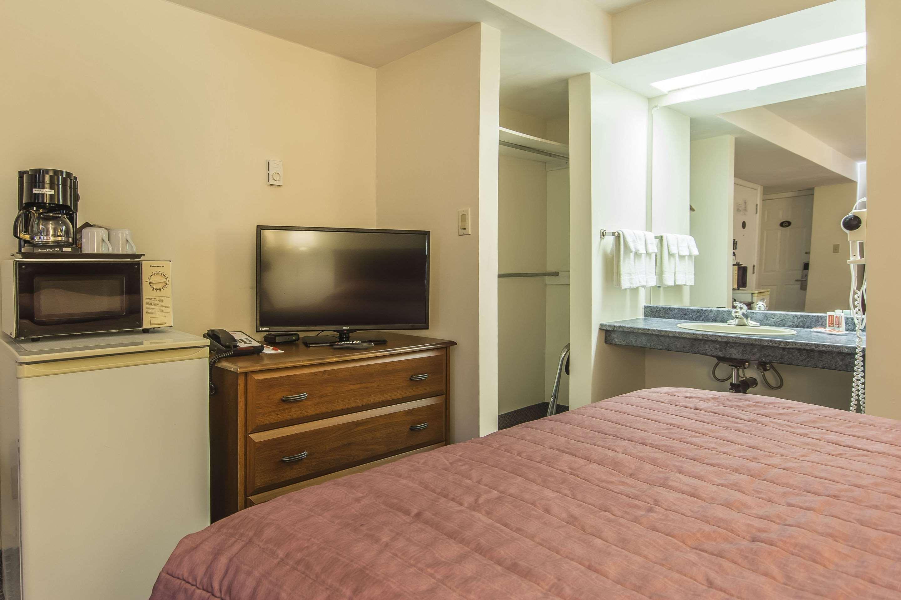 Econo Lodge Inn & Suites Saint-Jean Extérieur photo