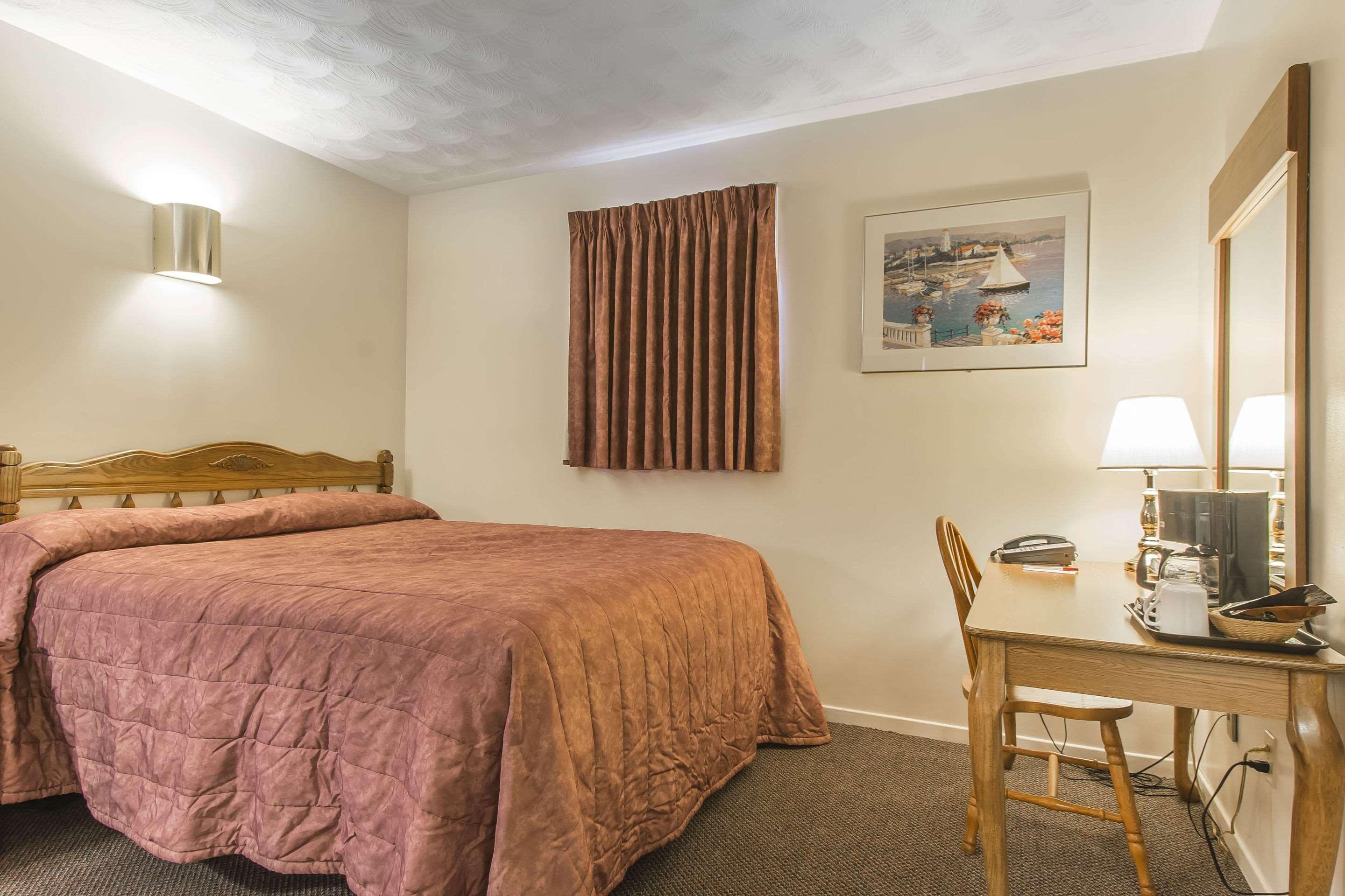 Econo Lodge Inn & Suites Saint-Jean Extérieur photo